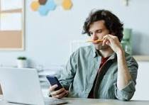 A procrastinação é um comportamento comum que afeta muitas pessoas em diferentes esferas de suas vidas, desde estudos e trabalho até tarefas pessoais. Trata-se do ato de adiar ou postergar atividades que precisam ser realizadas, muitas vezes em favor de tarefas mais agradáveis ou de menor importância. Essa tendência pode gerar um ciclo vicioso, resultando em estresse, ansiedade e uma sensação de culpa.